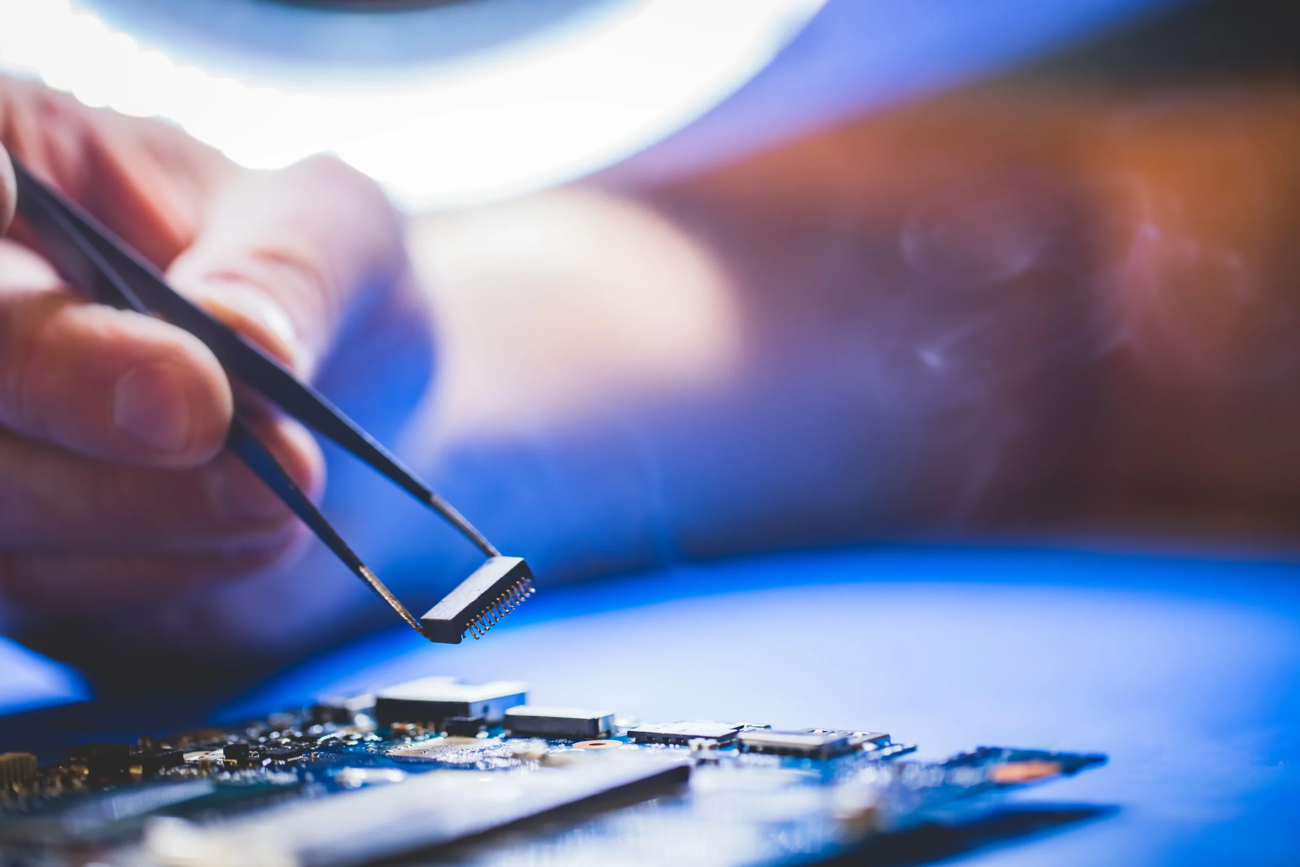 Over-ons-missie-2 Ontwikkeling van maatwerk elektronica bij Bird Electronics – chip plaatsing op printplaat