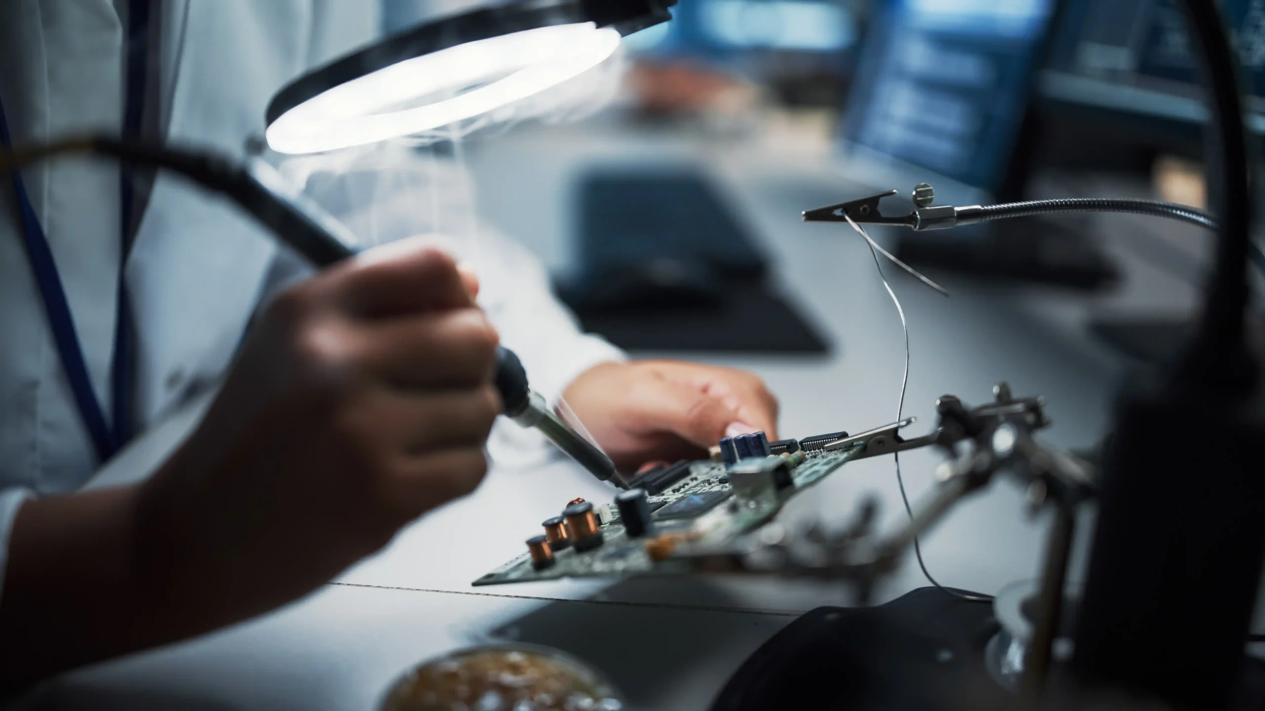 diensten-maatwerkoplossingen Technicus soldeert printplaat – maatwerk elektronica ontwikkeling Bird Electronics