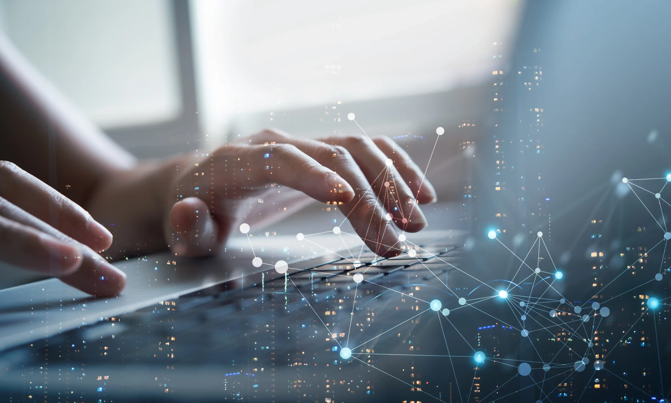 software-ontwikkeling Handen op laptop met data en netwerkvisualisatie – software-ontwikkeling